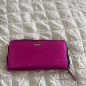 Kate Spade zip wallet in Fuchsia metallic